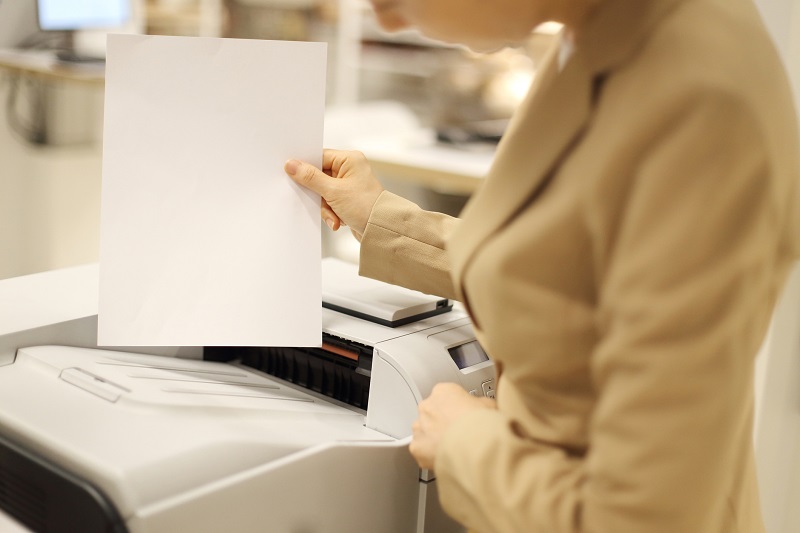 Kobieta korzystająca z drukarki